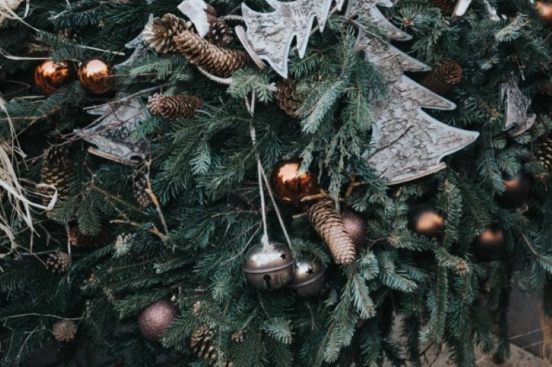 From Classic to Contemporary: Decorating Your Home with Artificial Christmas Garlands for Every Style