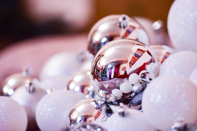 from-classic-to-contemporary-decorating-your-home-with-artificial-christmas-garlands-for-every-style